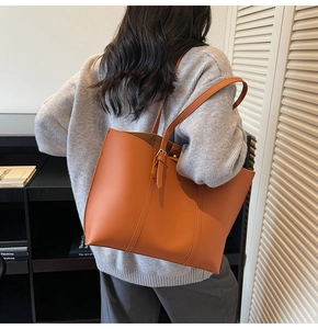 Détail du sac cabas caramel montrant le similicuir lisse et la longue bandoulière réglable