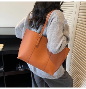 Détail du grand sac cabas en cuir avec logo FASHION & BA et bandoulière réglable