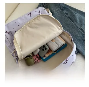 Vue intérieure montrant la grande capacité de ce sac à dos violet à motifs de nœuds