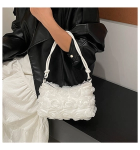 Détail de fleurs de rose 3D en maille blanche et texture plissée sur sac à main