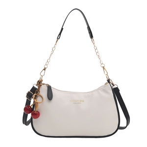 Borsa minimalista bianca con bordi neri e ciondolo a forma di ciliegia rossa