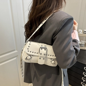 Bolso de hombro blanco punk Y2K con remaches plateados y hebilla en modelo