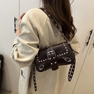 Bolso bandolera de cuero marrón con remaches plateados y hebilla estilo punk moto