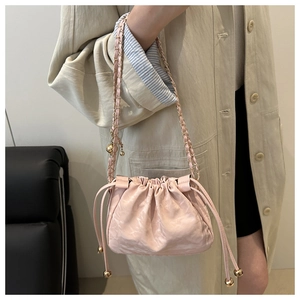 Dettaglio della borsa a nuvola plissettata rosa chiaro con catena d'oro e coulisse