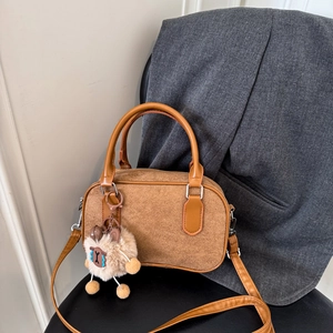 Sac Bandoulière Rétro En Daim Avec Pendentif Animal En Peluche Sac À Main Vintage Bowling Pour Femme Style Maillard