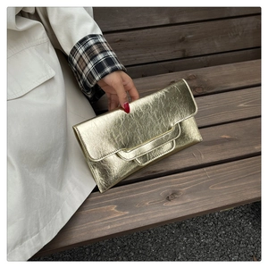 Detailansicht der goldenen Metallic-Clutch aus PU mit Plissee-Struktur und Klappe