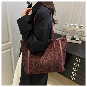 Dettaglio della borsa tote grande con stampa leopardata rosso scuro e nero e spalline