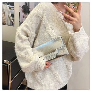 Silberne Metallic-Umschlagtasche mit plissiertem Leder im modischen Outfit-Look