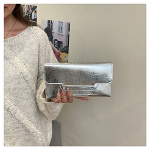 Detailansicht der silbernen Metallic-Falten-Clutch mit sauberen Kantennähten
