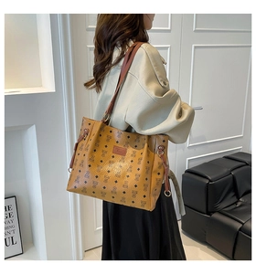Dettaglio della borsa tote marrone con motivo a orsetto e toppa in pelle Fashion Bags