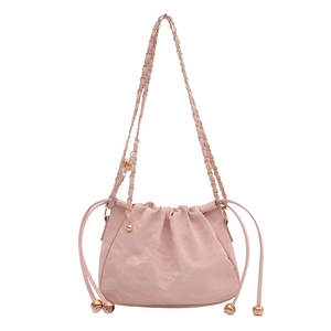 Sac bourse rose à fronces avec bandoulière chaîne dorée pour femmes tendance
