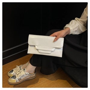 Detailansicht der weißen PU-Leder-Clutch mit modernem, mehrlagigem Klappendesign