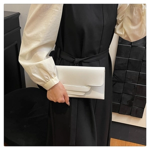 Schicke weiße PU-Leder-Umschlagtasche von Model gehalten für formelle Abendanlässe