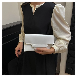 Nahaufnahme einer weißen minimalistischen PU-Leder-Clutch, gehalten von einem modernen Model