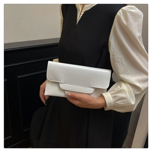 Detailansicht der weißen PU-Leder-Clutch mit abgestufter Klappe und feiner Texturierung