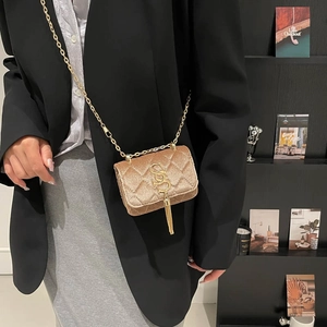 Sac bandoulière en velours matelassé or champagne avec pompon et chaîne dorée
