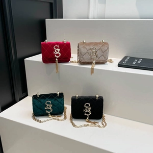 Sacs à main carrés en velours matelassé avec logo doré et bandoulière chaîne en 4 coloris