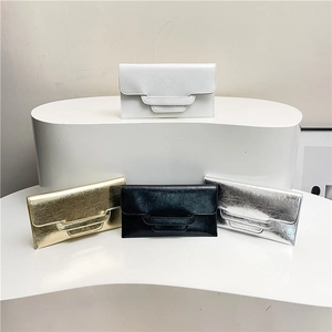 Moderne rechteckige PU-Leder-Clutch-Taschen in Gold, Silber, Schwarz und Weiß präsentiert