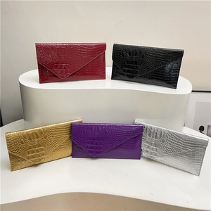Eleganti pochette a busta con motivo a coccodrillo in cinque colori su supporti