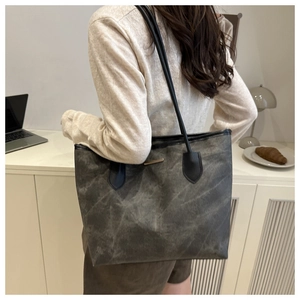 Detailaufnahme der anthrazitfarbenen Canvas-Tote-Bag mit schwarzen Trageriemen