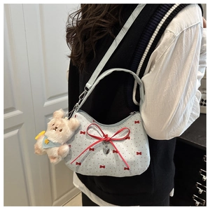 Sac bandoulière bleu orné de nœuds rouges et d'un joli charme en peluche d'ours blanc