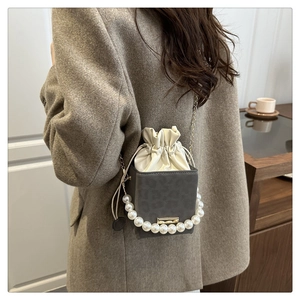 Detailansicht der grauen Mini-Box-Tasche mit Leopardenmuster, Perlengriff und Goldkette
