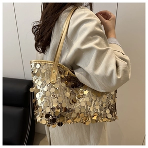 Dettaglio della borsa tote con paillettes dorate riflettenti e tracolla in tinta coordinata