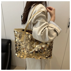 Dettaglio della borsa tote con paillettes dorate che mostra la texture lucida e il design ampio