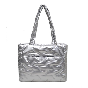 Bolso tote de algodón acolchado plateado con etiqueta de moda y correas finas al hombro