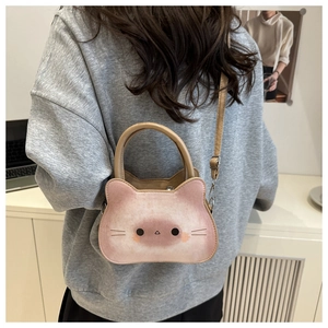 Détail du sac à main chat rose et marron avec bandoulière réglable à boucle métal