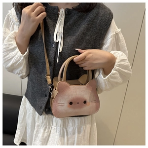Détail d'un sac à main chat de dessin animé avec dégradé rose et broderie fine