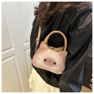 Détail du sac bandoulière chat mignon avec imprimé cartoon et bandoulière en chaîne