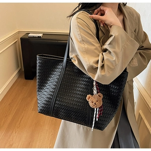 Borsa tote in pelle PU intrecciata nera con ciondolo a forma di orso sulla spalla