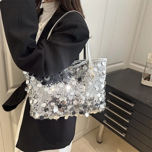 Elegante borsa tote in paillettes argento con tracolla bianca e borchie dorate trendy