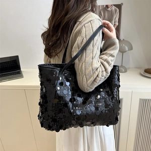 Elegante borsa tote con paillettes nere da donna che mostra uno stile a spalla spazioso