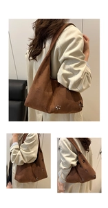 Detailansicht der braunen Wildleder-Hobo-Tasche mit lasergeschnittenem Blumenmuster
