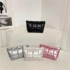 Trousse à Maquillage Matelassée pour Femmes en Cuir PU Métallisé Brillant Organisateur de Maquillage Sac à Main Trapèze Pochette pour Voyage