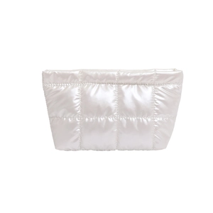 Trousse à maquillage matelassée blanc brillant avec surpiqûres et forme moderne