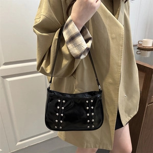 Sac sous les bras noir brillant à la mode avec clous argentés pour un look moderne