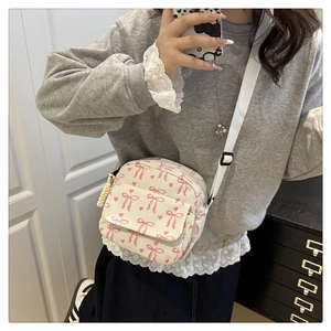 Gros plan du motif de cœur rose sur sac en velours côtelé avec détails en dentelle blanche