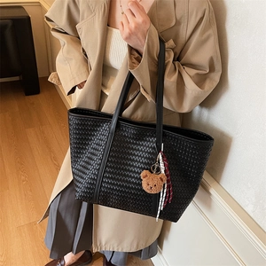 Borsa tote in pelle intrecciata nera con ciondolo a forma di orso e grande capienza
