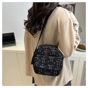 Détail d'un sac bandoulière en velours côtelé avec motifs nœuds et texture en situation