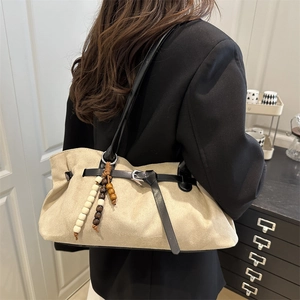 Retro-Shopper aus Wildleder in Beige mit schwarzen Trägern und Perlenanhänger-Detail
