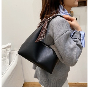 Sac sous le bras chic en cuir mat noir avec foulard décoratif et logo en relief