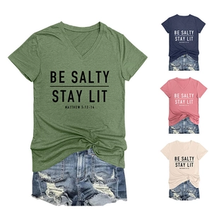 Vue détaillée du t-shirt à col en V avec slogan Be Salty Stay Lit en quatre couleurs