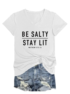 T-shirt blanc à col en V imprimé BE SALTY STAY LIT avec short en jean délavé