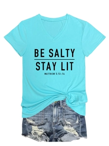 Détail du t-shirt col V avec imprimé texte et short en jean court délavé
