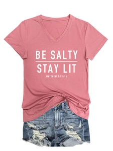 Détail du t-shirt rose à col en V avec imprimé Be Salty Stay Lit et texte biblique imprimé