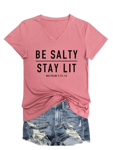 Détail du t-shirt rose à col en V avec imprimé et short en jean bleu délavé pour femme