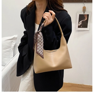Détail du sac hobo avec poignée en foulard à carreaux et logo FASHION BAGS